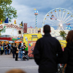 engagementshooting_verlobungsshooting_karlsruhe_kino_ZKM_Kirmes_Jahrmarkt_Karussell_hochzeitsfotografin_paarfotos_featured_029