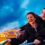 engagementshooting_verlobungsshooting_karlsruhe_kino_ZKM_Kirmes_Jahrmarkt_Karussell_hochzeitsfotografin_paarfotos_featured_039