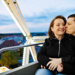 engagementshooting_verlobungsshooting_karlsruhe_kino_ZKM_Kirmes_Jahrmarkt_Karussell_hochzeitsfotografin_paarfotos_featured_040