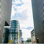 engagementshooting-paarfotos-duesseldorf-hafen-industriehafen-hyatt-gehry-bauten-innenhafen-container-fernsehturm-hochzeitsfotografin-aachen-geilenkirchen-heinsberg-koeln-eschweiler-featured_001