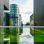 engagementshooting-paarfotos-duesseldorf-hafen-industriehafen-hyatt-gehry-bauten-innenhafen-container-fernsehturm-hochzeitsfotografin-aachen-geilenkirchen-heinsberg-koeln-eschweiler-featured_002