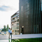 engagementshooting-paarfotos-duesseldorf-hafen-industriehafen-hyatt-gehry-bauten-innenhafen-container-fernsehturm-hochzeitsfotografin-aachen-geilenkirchen-heinsberg-koeln-eschweiler-featured_004