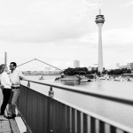 engagementshooting-paarfotos-duesseldorf-hafen-industriehafen-hyatt-gehry-bauten-innenhafen-container-fernsehturm-hochzeitsfotografin-aachen-geilenkirchen-heinsberg-koeln-eschweiler-featured_008